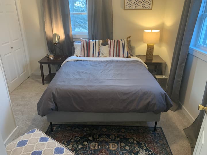 Საწოლი 152 × 203 სმ - პირველი სართული 