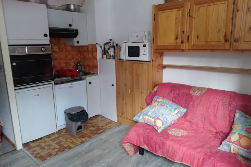 Cuisine kitchenette avec four et lave vaisselle