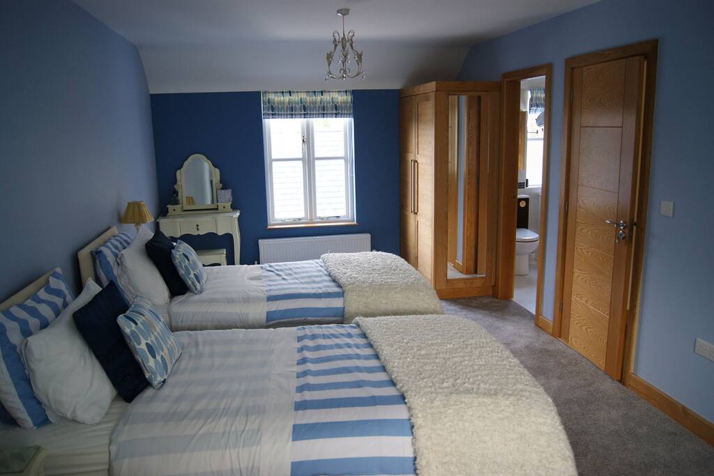 Twin room with ensuite bathroom
