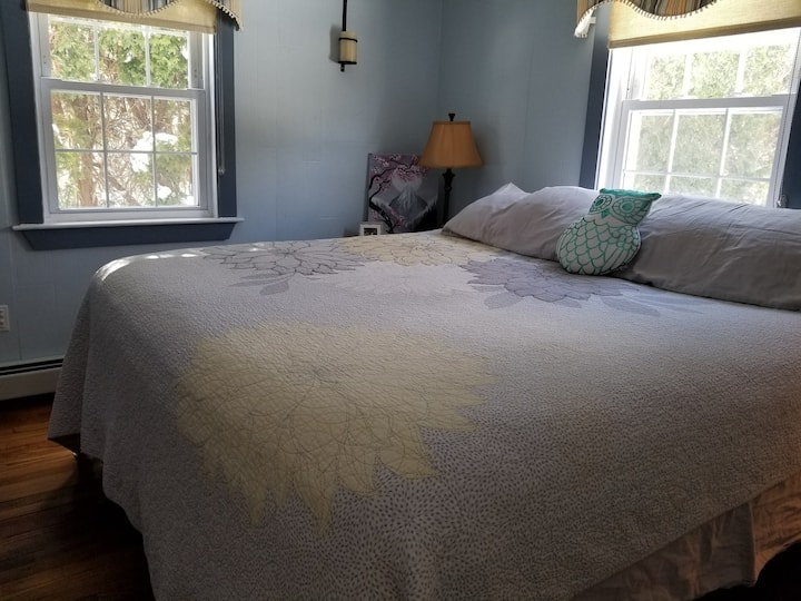 Დიდი საწოლი 1-ლი სართულის საძინებელი