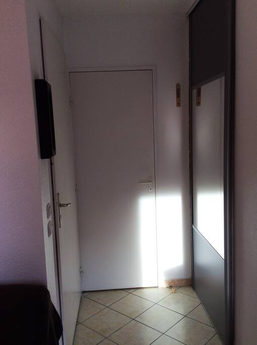 Entrée et WC au fond