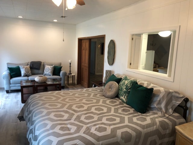 Огромна основна спалня с двойно легло и спалня тип Куин.