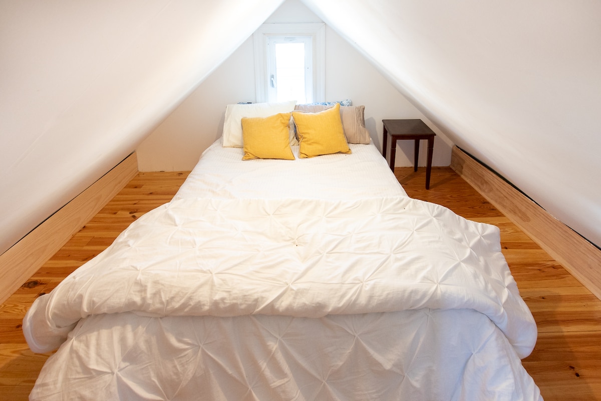 Кабина №2 лофт спалня
(кухненски бокс и баня на първия етаж на тази кабина)
Има и диван, който се превръща в пълно легло на първия етаж на тази кабина.