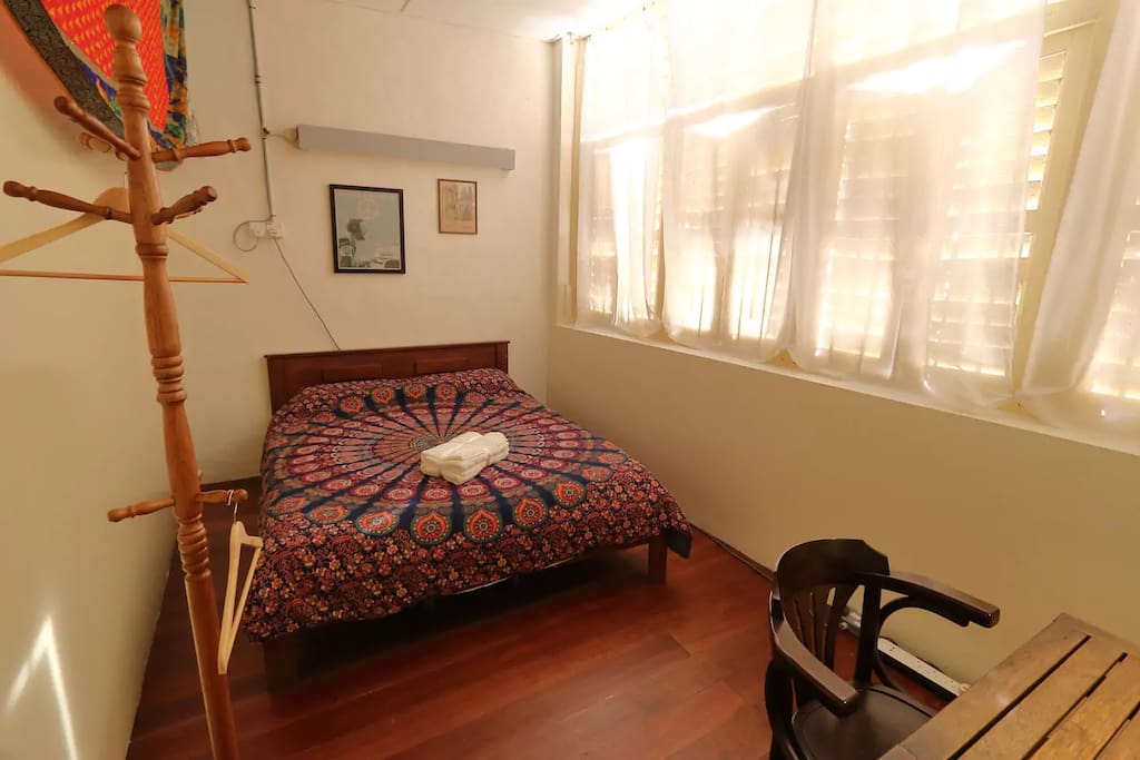 Nice queen size bed in the room with air-conditioner 整洁舒适的房间/双人床/空调/风扇