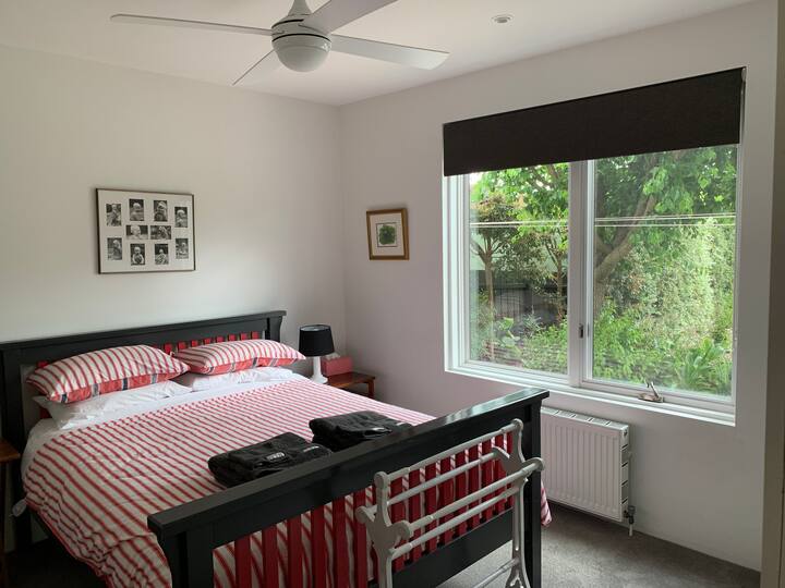 Спалня 1: двойно легло, вградено в гардероби, вентилатор на тавана и отопление