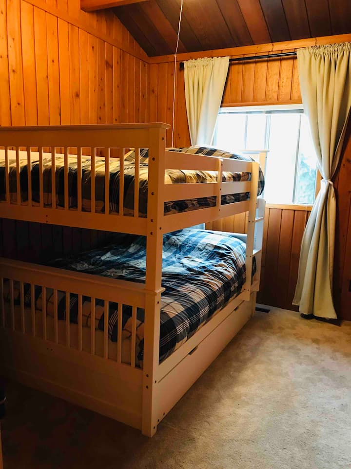 غرفة نوم بطابقين في الطابق العلوي - سرير مزدوج على سرير مزدوج مع دولاب مزدوج 