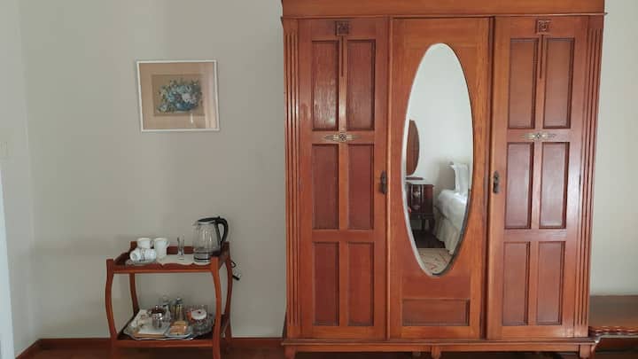 Mucho espacio en este hermoso armario. No vivas fuera de tu maleta en este hogar lejos de casa.