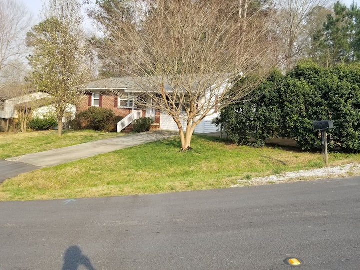 Cheerful 3bedroom home with free parking Houses for Rent in