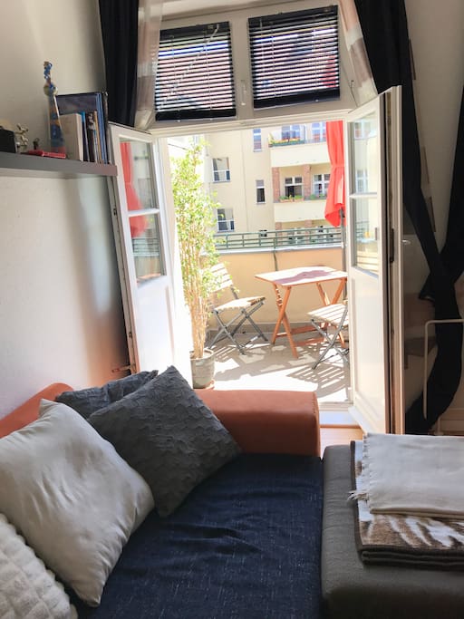Wohnzimmer und Balkon