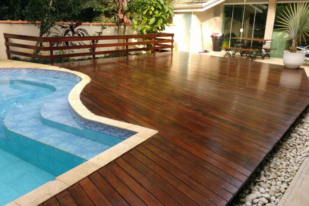 Piscina com deck
