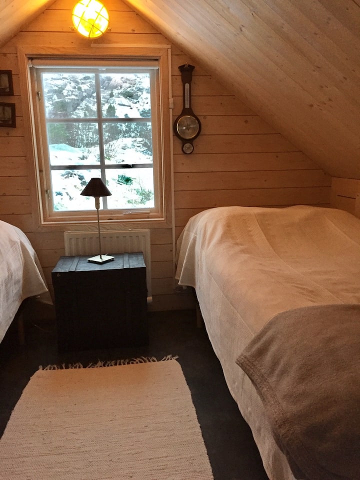 Det lilla sovrummet har två bekväma, separata bäddar. 