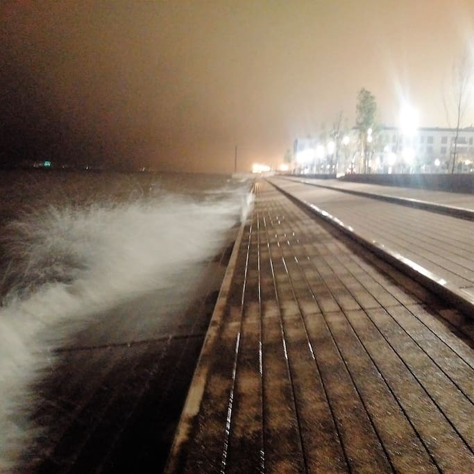 Minutes walk to waterfront, enjoy beautiful sunset or evening stroll