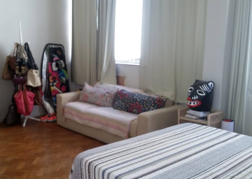 Sofá dentro do quarto.
