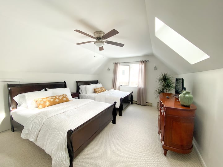 غرفة نوم بسريرين بحجم كبير