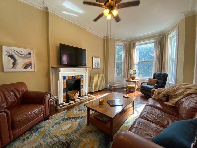 Spacious 2 Bedroom in the heart of Lakeview!