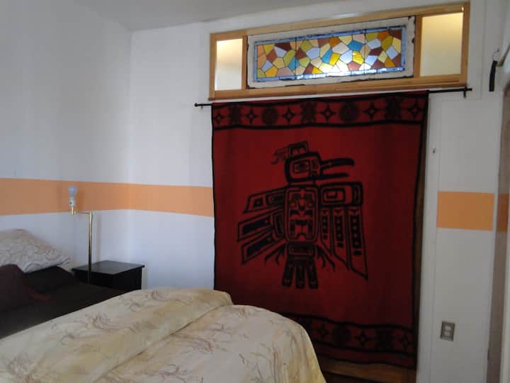 Televizor me ekran të sheshtë në dhomën e gjumit.