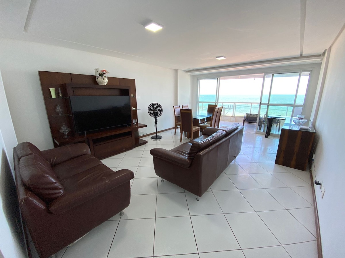 Dnevni boravak i blagovaonica s pogledom na ocean