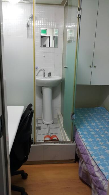 침대, 의자, 욕실, 옷장
Bed, Chair, Bathroom, Closet