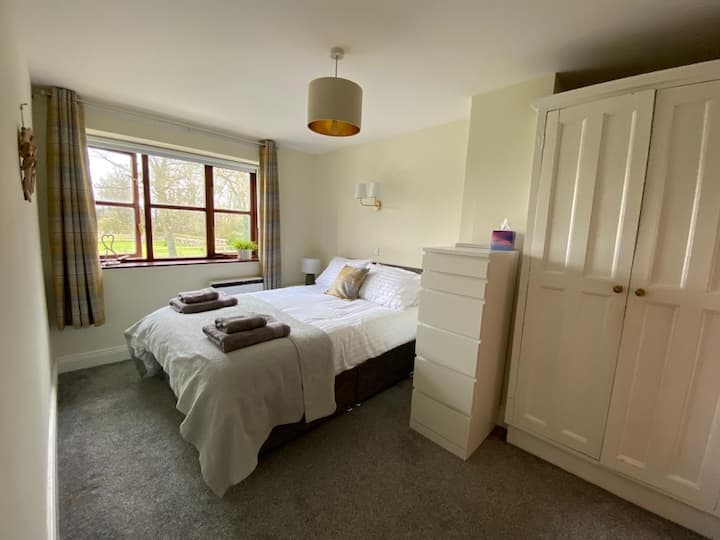 Კომფორტული ორადგილიანი საძინებელი ქვეყნის მხარეს და შორეული ზღვის ხედებით 
Ensuite 