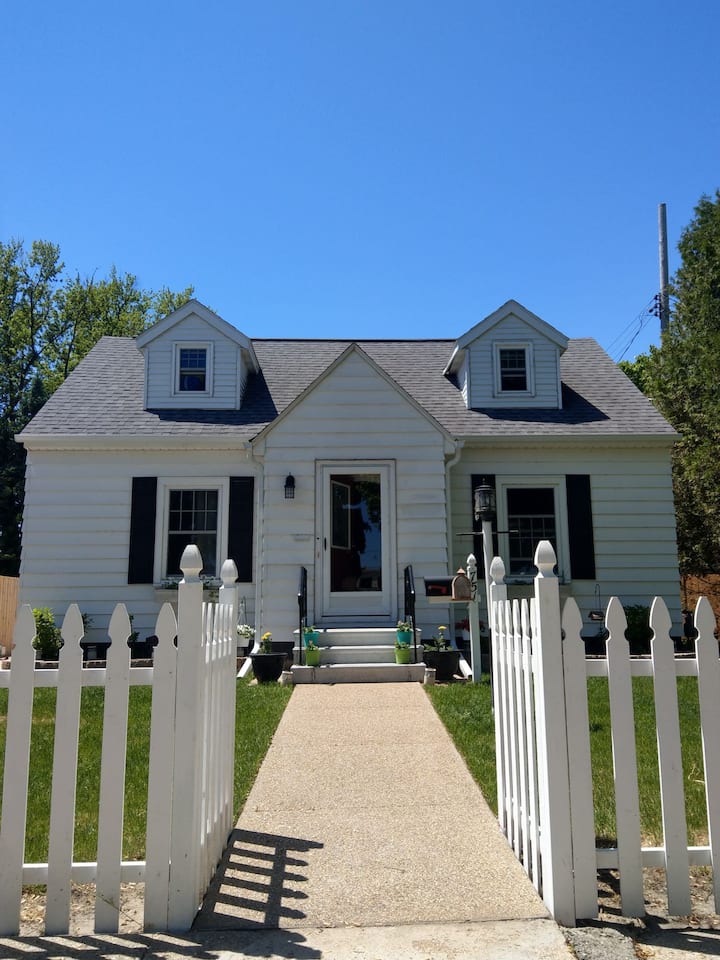Quaint Kenosha Cape Cod 
F/L