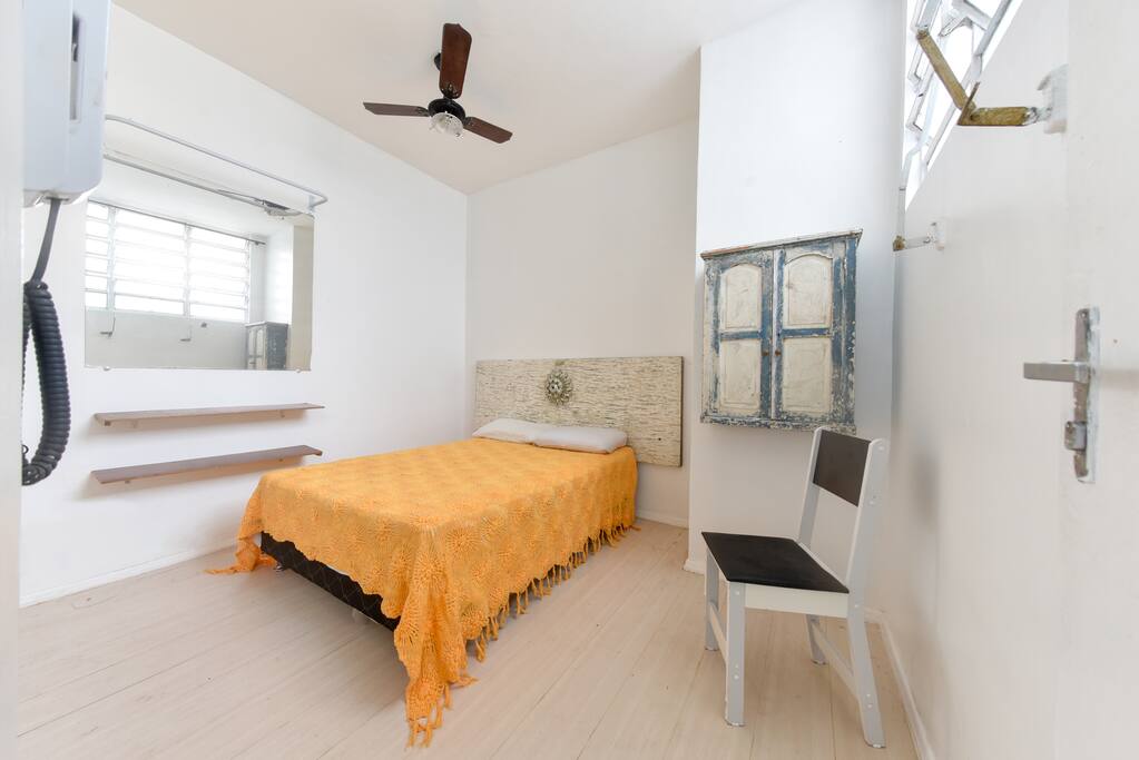 Quarto de serviço, com entrada independente e banheiro.