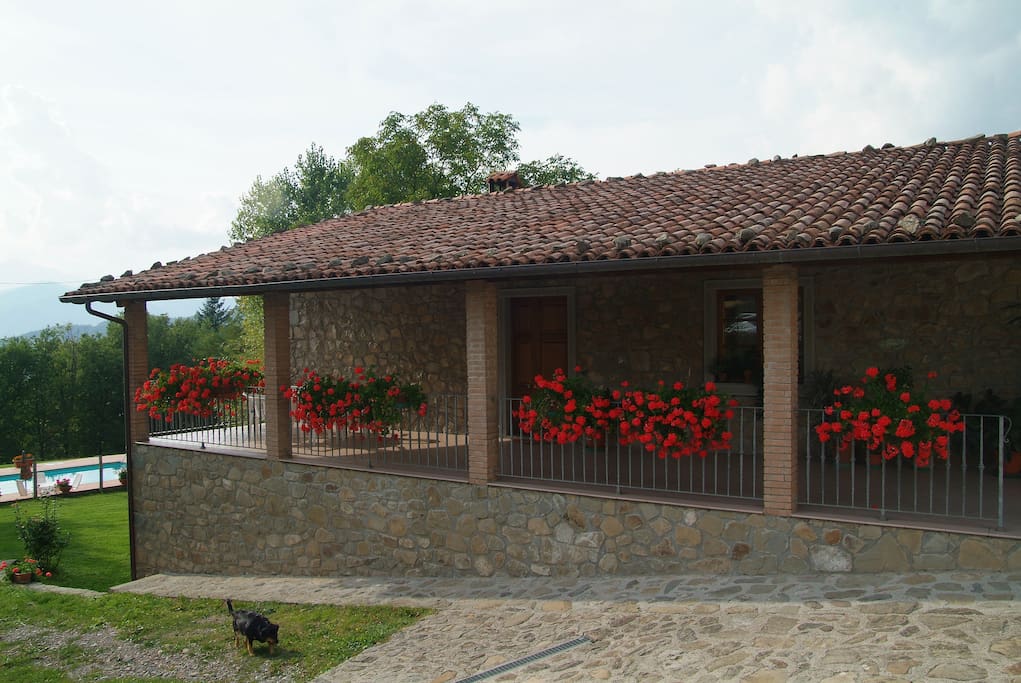 L'esterno del casale e la terrazza coperta dove è possibile pranzare.