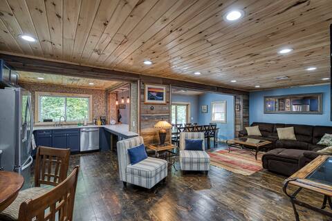 Amazing 3 story Lakefront - Sleeps 16!