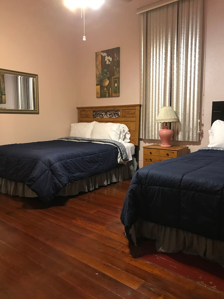 臥室1 -兩張1.8公尺寬雙人牀