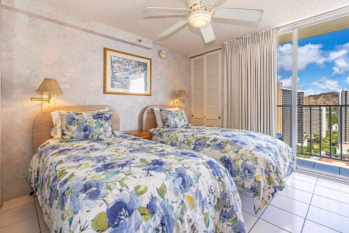 The Bedroom is furnished with 2 twin beds