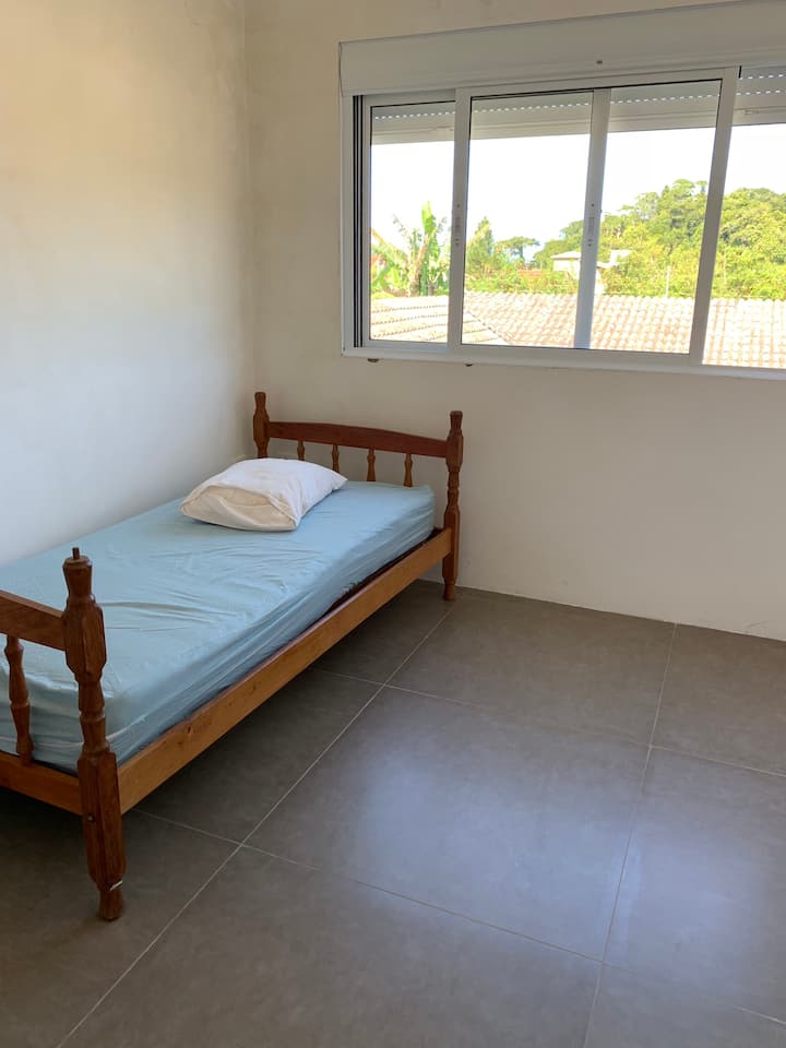 ห้องนอน 4 (ชั้น 2): มีเตียงเดี่ยวและมีความเป็นไปได้ที่จะมีที่นอนคู่ 