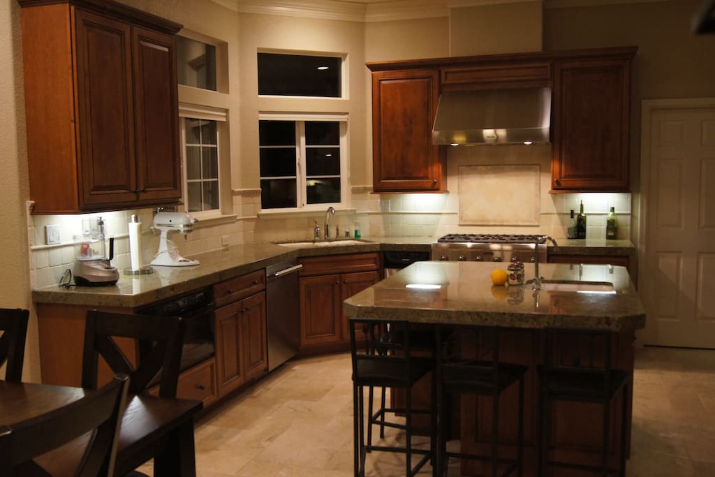 Gourmet kitchen w/Thermador appliances