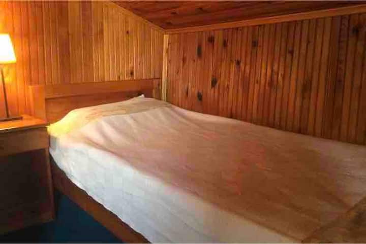 Dormitorio 3: en el ático con 2 camas de una plaza y baño privado con ducha.