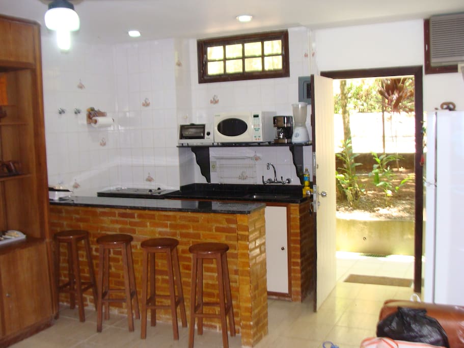 Cozinha equipada com fogão elétrico/micro ondas/forninho elétrico/cafeteira/liquidificador