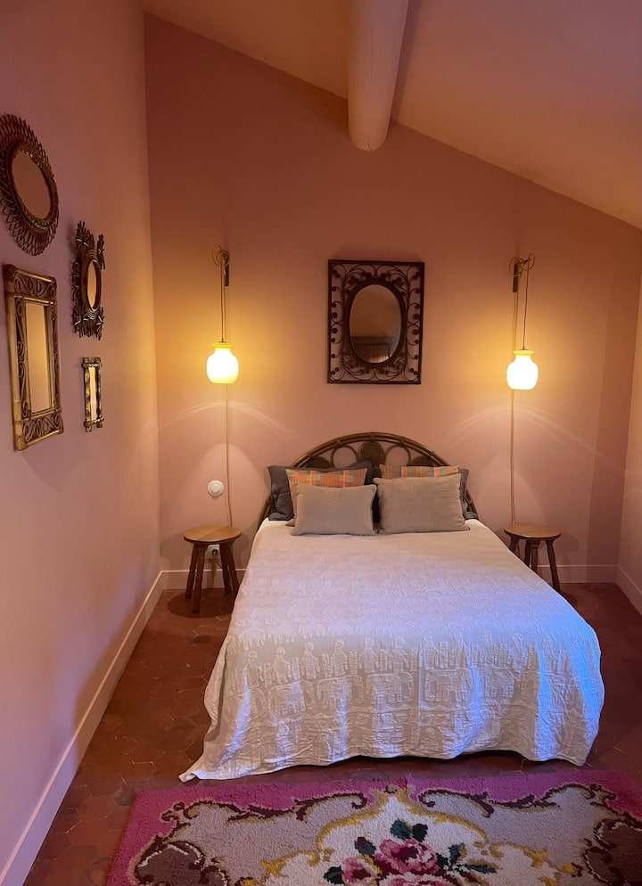 Ვარდისფერი ოთახი: ორადგილიანი საწოლი 