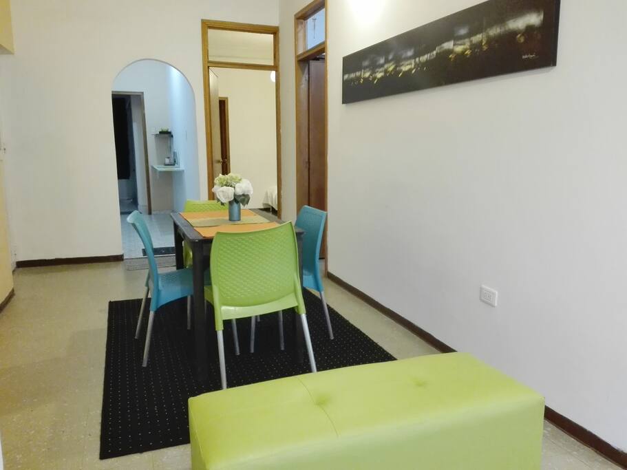 Vista de la sala comedor hacia la cocina y los dormitorios