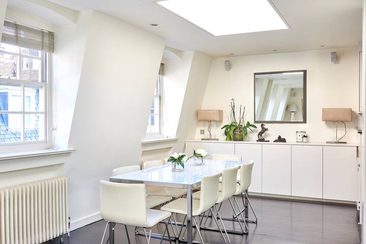 Stunning Luxury Knightsbridge House gallery image 3