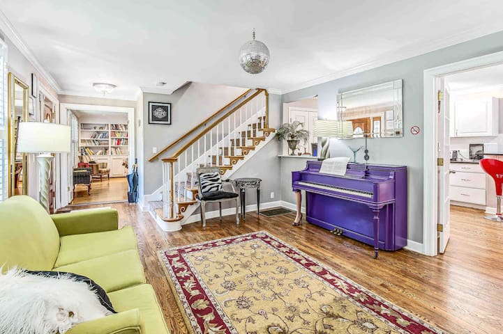 OPEN POOL & Hot Tub! 5.5 Baths, Near Downtown! gallery image 3