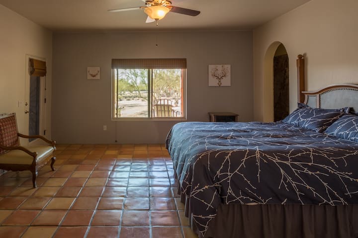 Disfruta de vistas y acceso al patio trasero desde el dormitorio principal.