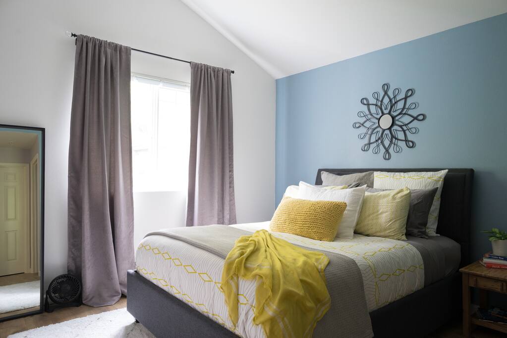 Enjoy a good night’s sleep in the medium-firm queen size memory foam bed with cool gel technology and a down alternative filled mattress topper. Both down and down alternative pillows are provided, as well as cotton blankets for layering, and a cozy down comforter.