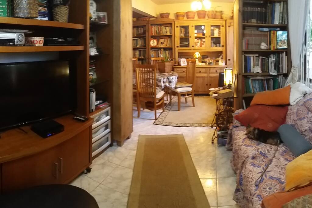 Sala de estar com TV, com Net e netflix