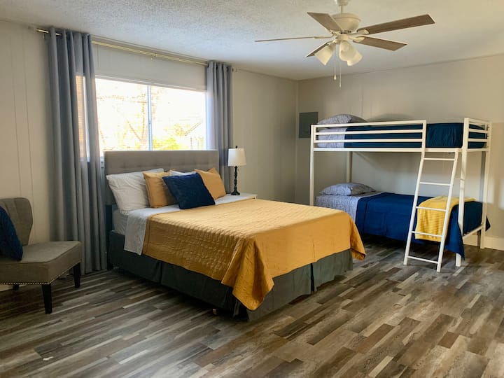 Velika spavaća soba na 1. katu s bračnim krevetom i bračnim krevetom (širine 150-179 cm)