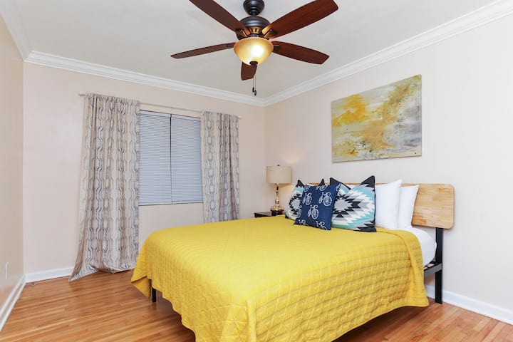 ️ A comfy queen bed makes this room a guest favorite