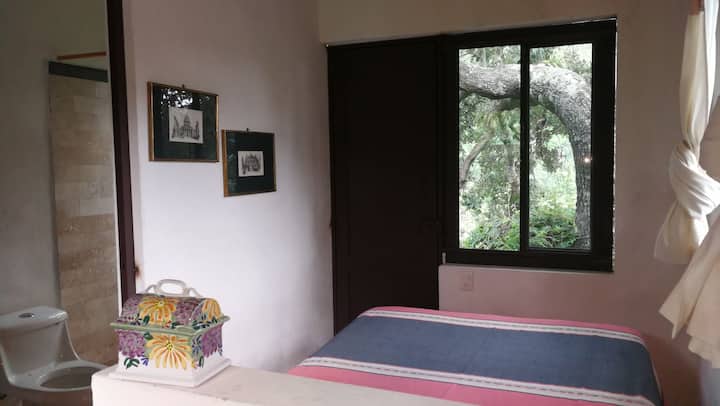 Pequeño bungalow cama matrimonial