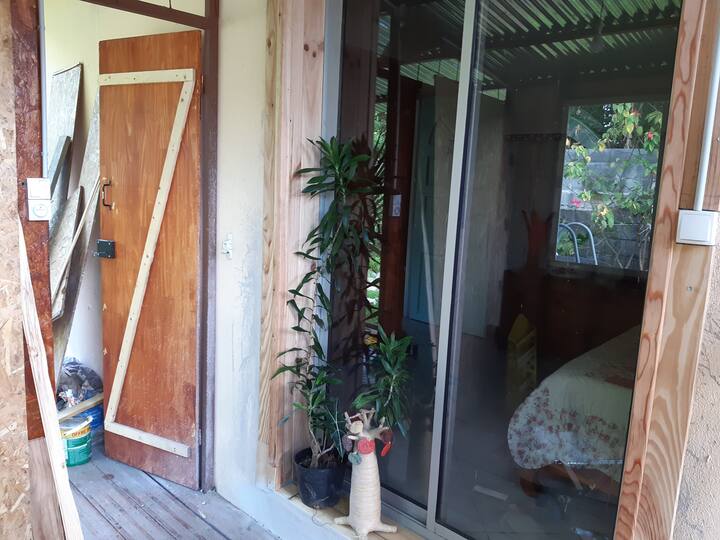 Приватен влез низ дневната соба во креолски стил 