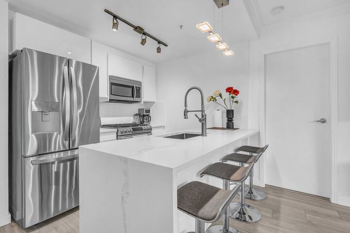 In the ❤ of Yaletown 2Bdrm/2Bath . Pool Sauna Gym gallery image 4