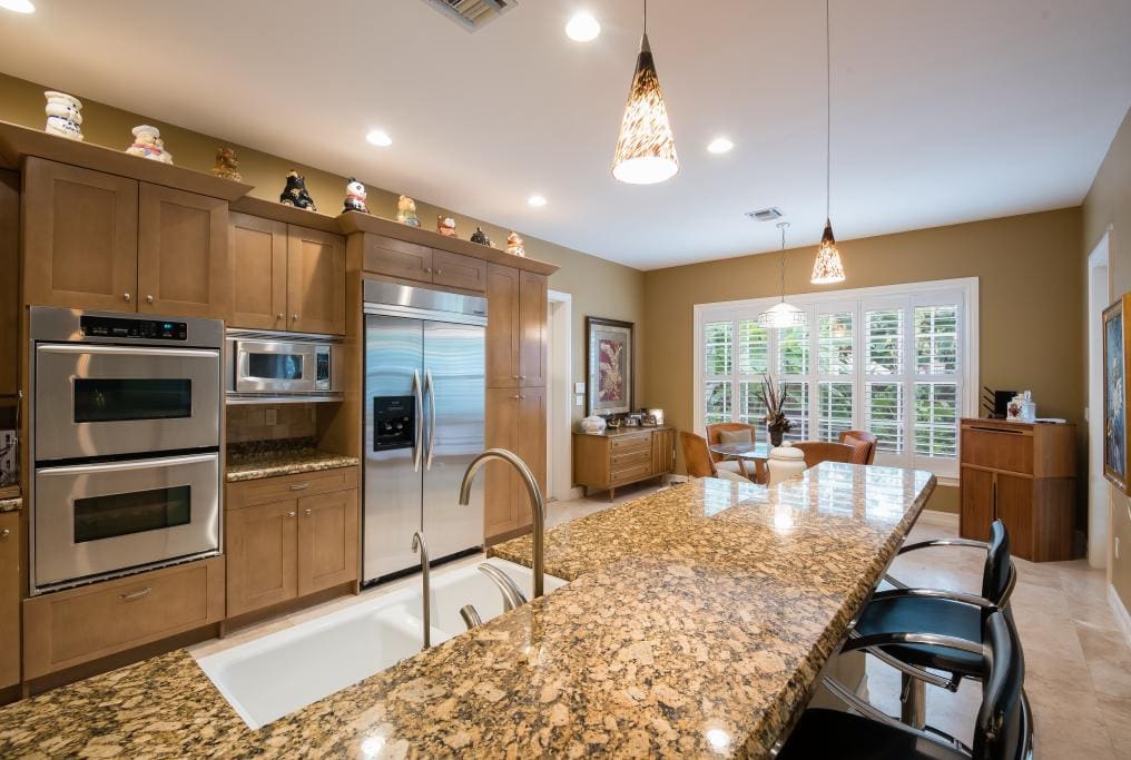 Full amenities kitchen