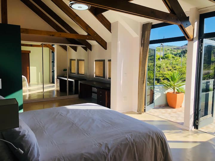 Dormitorio de arriba con vistas a la montaña y al río