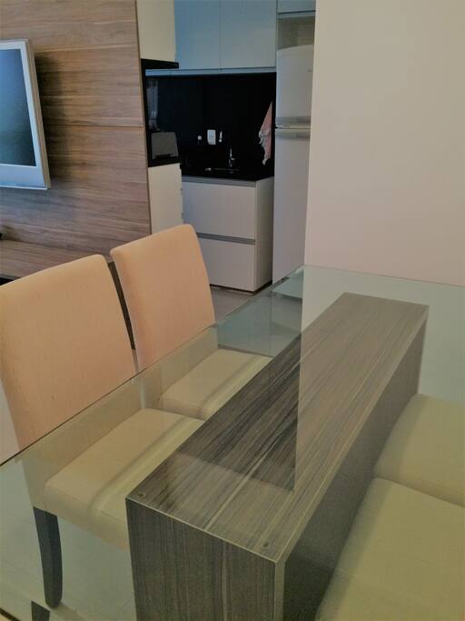 SALA DE JANTAR com mesa de madeira com tampo de vidro e 4 cadeiras