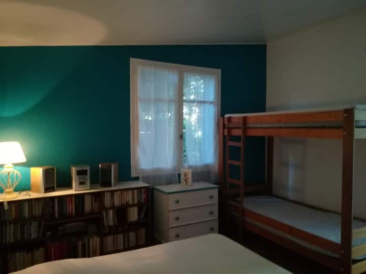 Annexe chambre bleue ; lit en 140 + lits superposés