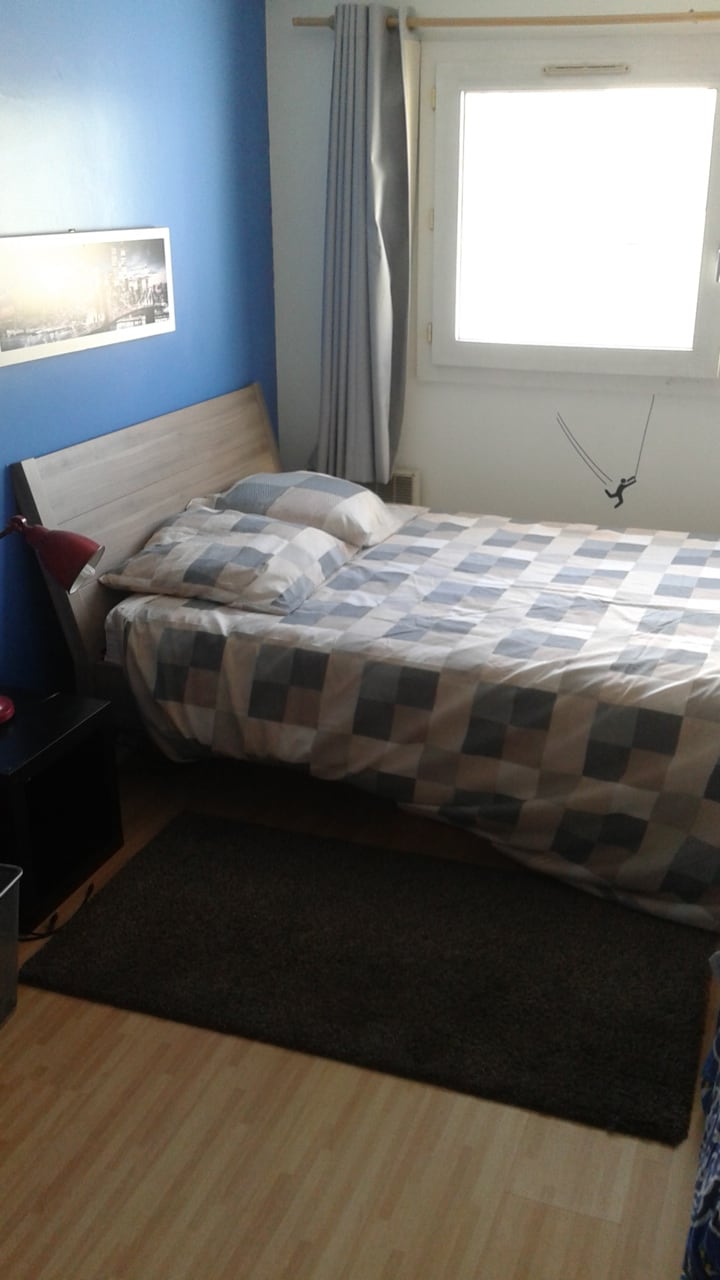 غرفة نوم زرقاء سرير مزدوج + سرير قابل للطي